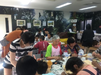 花蓮林管處為響應國際生物多樣性日，規劃系列活動，在瑞穗生態教育館辦理的「手作趣森動微市集」活動，邀請資深鳥友老鷹老師到館分享花蓮常見的50種鳥類 (2)